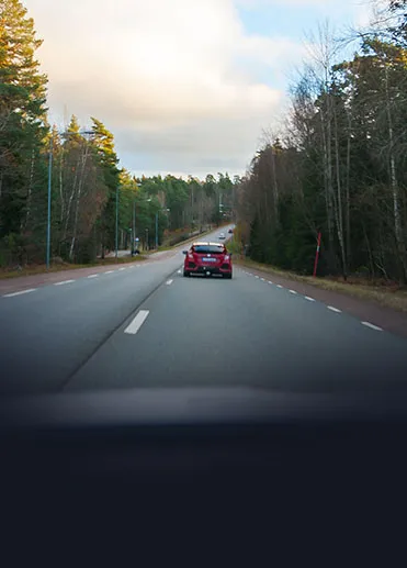 Röd Bil På Landsväg